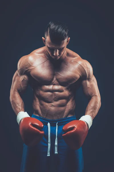 Muskulöser Boxer im Studio, auf schwarzem Hintergrund. — Stockfoto