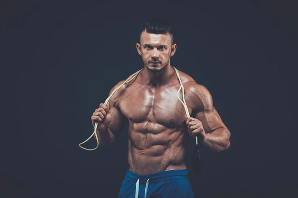 Muscular man skipping rope. active  sport  fitness — 图库照片