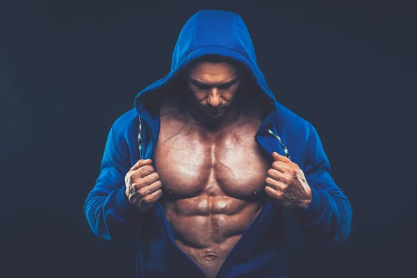 Mann mit muskulösem Oberkörper. starke athletische Männer Fitness-Modell Oberkörper — Stockfoto