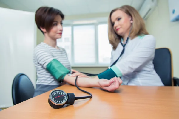 Salud, concepto de medicina hospitalaria - médico y paciente midiendo la presión arterial — Foto de Stock