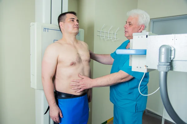 Hombre adulto maduro hombre maduro médico configurar la máquina para tomar rayos X — Foto de Stock