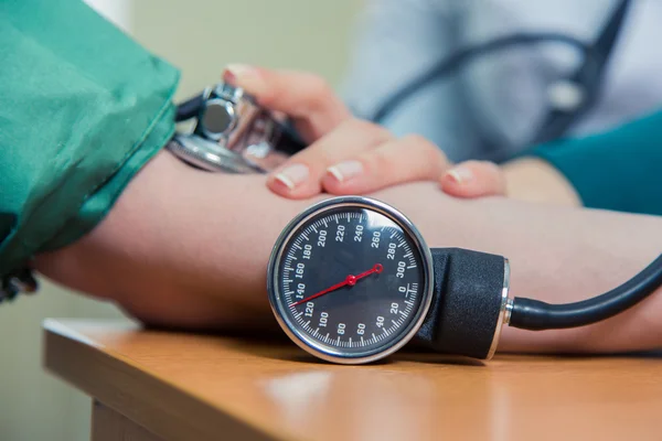 Cuidados de saúde, conceito de medicina hospitalar médico e paciente medir a pressão arterial — Fotografia de Stock