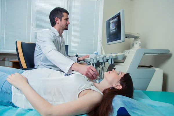 女性医師から甲状腺の超音波検査を取得 — ストック写真