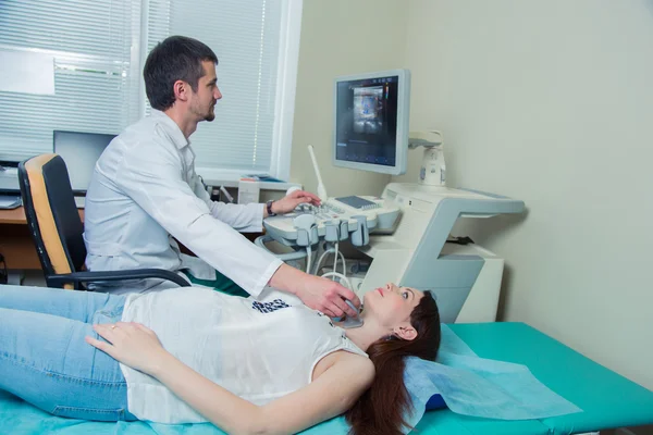 La mujer que recibe el ultrasonido de la tiroides del médico — Foto de Stock