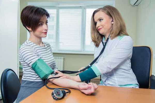 Salud, concepto de medicina hospitalaria - médico y paciente midiendo la presión arterial — Foto de Stock