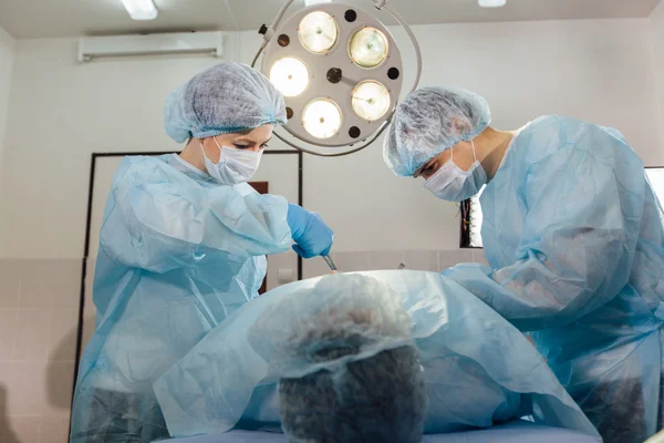 외과 팀의 외과 수술 실에서 환자 모니터링 작업. — 스톡 사진