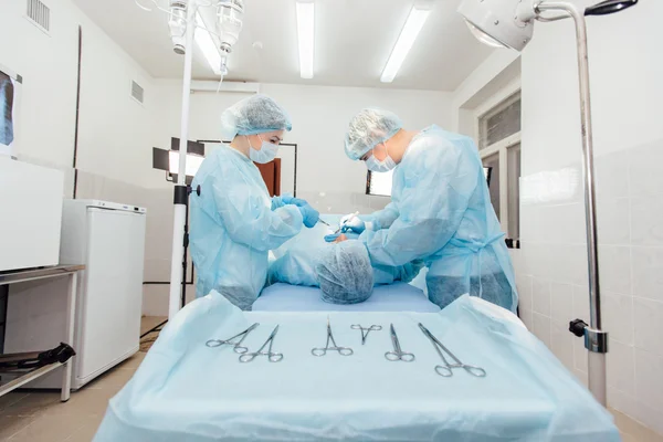 Equipo de cirujanos trabajando con Monitoreo del paciente en quirófano quirúrgico. aumento de senos . —  Fotos de Stock