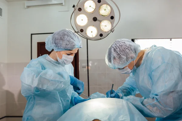Chirurgo di squadra al lavoro in sala operatoria. — Foto Stock