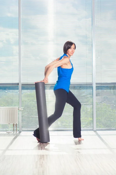 Fitness, Sport, Training und Lifestylekonzept - Frau macht Pilates auf dem Boden mit Schaumstoffrolle — Stockfoto