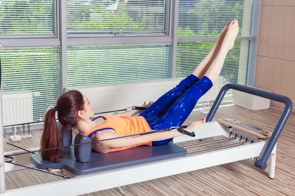 Pilates reformer Egzersiz Egzersizler kadın kapalı spor salonunda — Stok fotoğraf