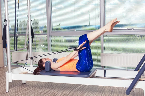 Pilates reformer Egzersiz Egzersizler kadın kapalı spor salonunda — Stok fotoğraf