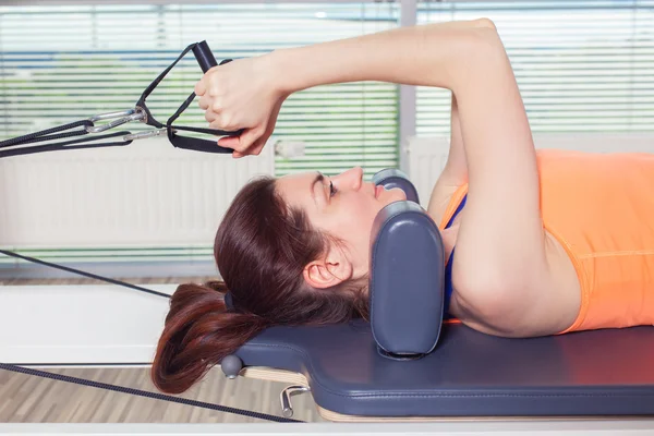 Pilates-Reformer trainiert Frau im Fitnessstudio — Stockfoto