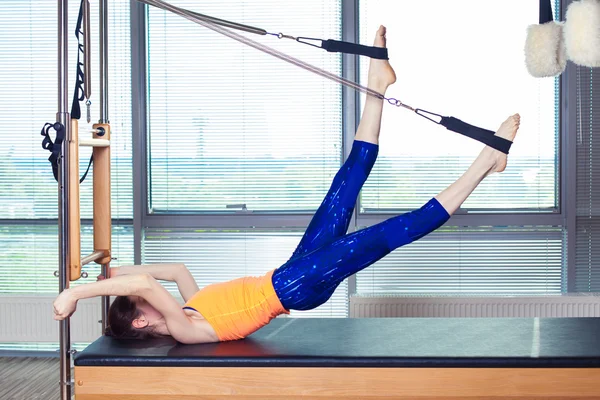 Mulher Sorrindo Saudável Vestindo Leotard Praticando Pilates no Brilhante Estúdio de Exercício — Fotografia de Stock