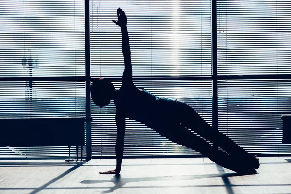 Fitness, spor, eğitim ve insan kavramı - gülümseyen kadın mat spor salonu kontur cama vücudun içinde karın egzersizleri yapıyor — Stok fotoğraf