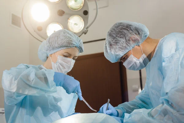 Chirurgien d'équipe au travail en salle d'opération — Photo