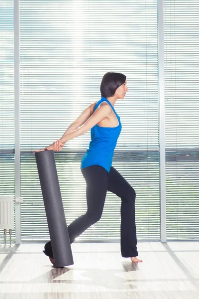 Fitness, deporte, entrenamiento y concepto de estilo de vida - mujer haciendo pilates en el suelo con rodillo de espuma —  Fotos de Stock