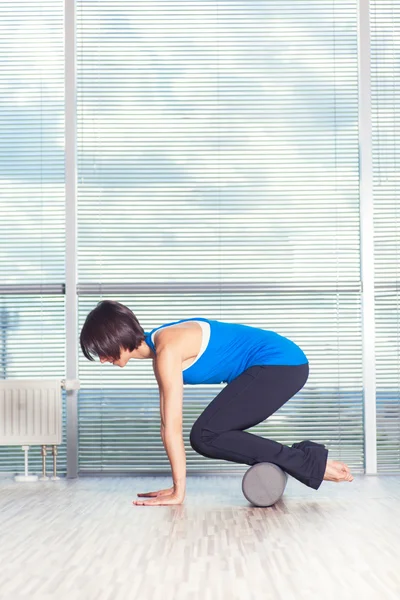 健身、 运动、 训练和生活方式的概念 — — 做普拉提与泡沫辊地板上的女人 — 图库照片