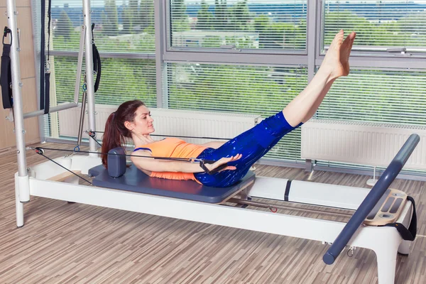 Pilates αναμορφωτήρα ασκήσεις προπόνηση γυναίκα στο γυμναστήριο εσωτερική — Φωτογραφία Αρχείου