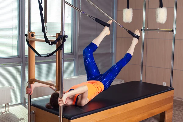 Mulher Sorrindo Saudável Vestindo Leotard Praticando Pilates no Brilhante Estúdio de Exercício — Fotografia de Stock