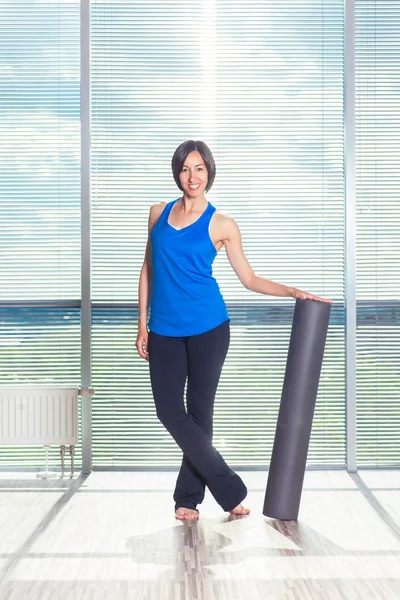 Fitness, deporte, entrenamiento y concepto de estilo de vida - mujer haciendo pilates en el suelo con rodillo de espuma —  Fotos de Stock