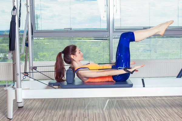 Ejercicios de ejercicios de reformador de pilates mujer en gimnasio interior — Foto de Stock