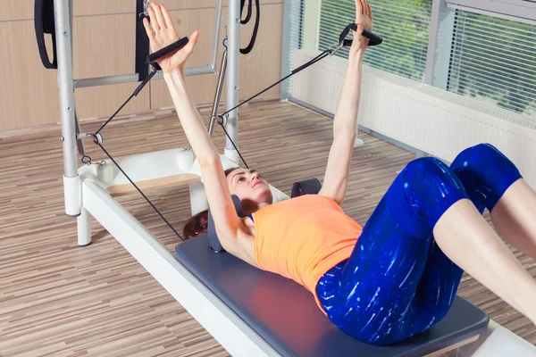 Пілатес реформатор тренування вправи жінка в тренажерний зал, критий — стокове фото