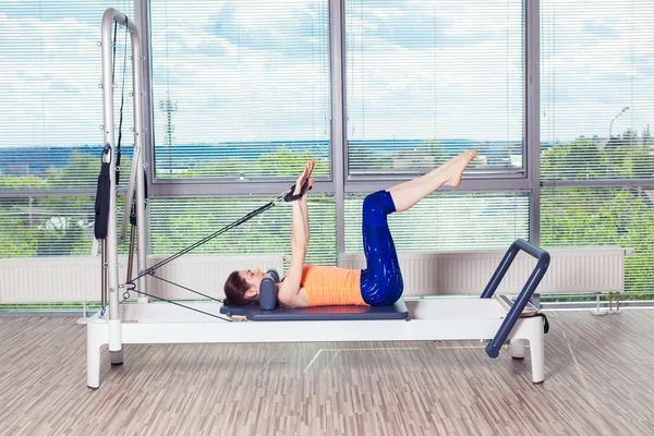 Pilates reformer Egzersiz Egzersizler kadın kapalı spor salonunda — Stok fotoğraf