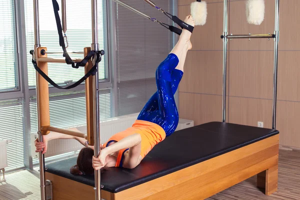 Sağlıklı gülümseyen kadın giyen tek parça streç giysi pratik Pilates içinde parlak Studio egzersiz — Stok fotoğraf