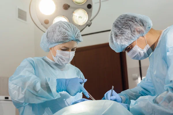 Chirurgien d'équipe au travail en salle d'opération. — Photo