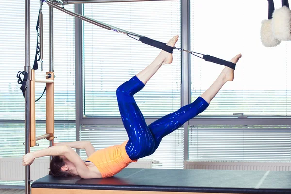 Mujer sonriente saludable que usa maillot practicando pilates en un estudio de ejercicio brillante — Foto de Stock