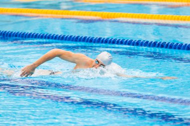 adam gezinme mavi su yüzme yüzücü.