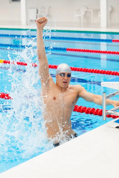 Sport úszó nyerő. Úszás, ujjongott ünneplése győzelem sikerrel mosolygós boldog medencében úszás védőszemüveg és szürke sapkát visel az ember. — Stock Fotó