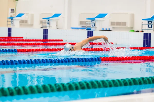 Uomo nuotatore strisciare in acqua blu . — Foto Stock