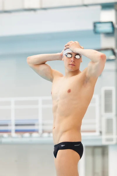 Jeune nageur debout dans l'eau bleue — Photo