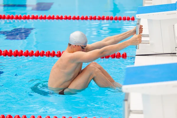 Fiatal férfi-egy medence - menni uszni kezd. közben hátúszás — Stock Fotó