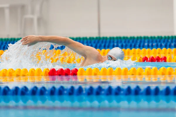 Man swimmer swimming crawl in blue water. — Stock Photo, Image