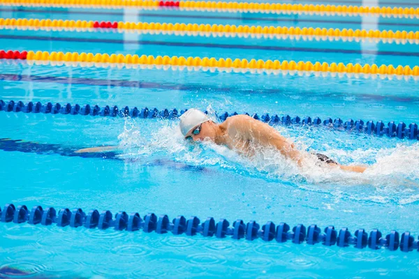 Man swimmer swimming crawl in blue water. — Stock Photo, Image