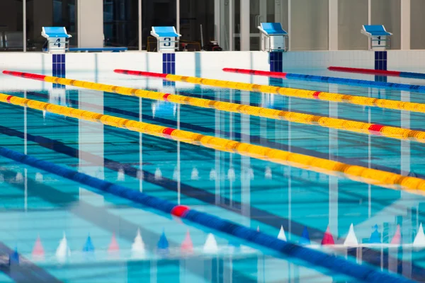 Faixas de uma piscina de competição — Fotografia de Stock