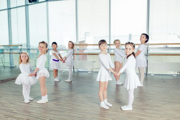 Grupo de pequeños bailarines de ballet —  Fotos de Stock