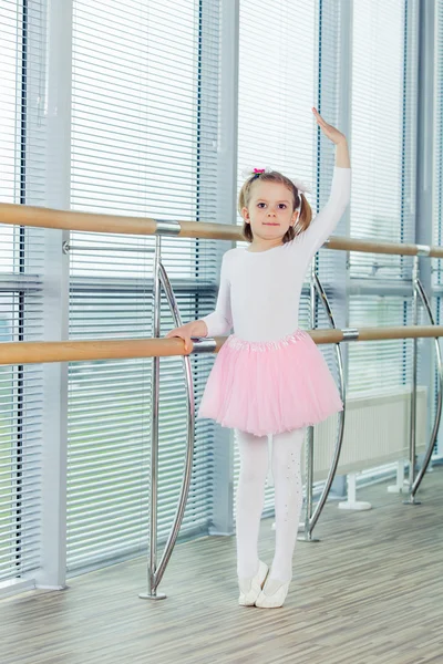 La joven baila en un tutú de ballet en el pasillo —  Fotos de Stock