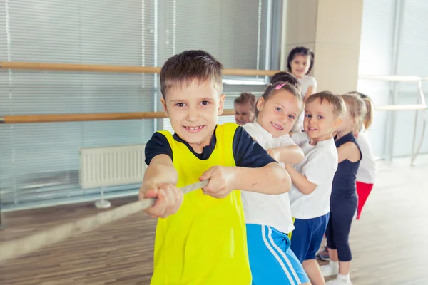 Grup çocuk fitness salonu bir halat çekme