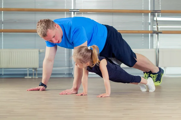 Grupp barn gör barn gymnastik i gymmet med dagis lärare — Stockfoto