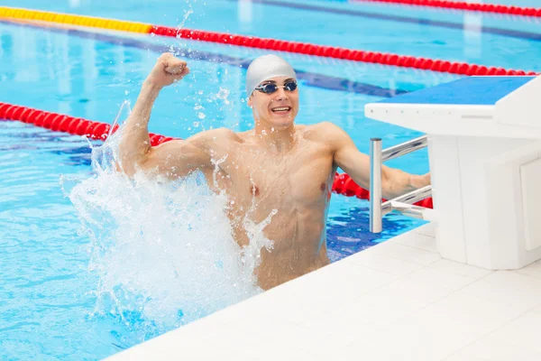 Fiatal férfi úszó ünnepelte a győzelmet a medencében — Stock Fotó