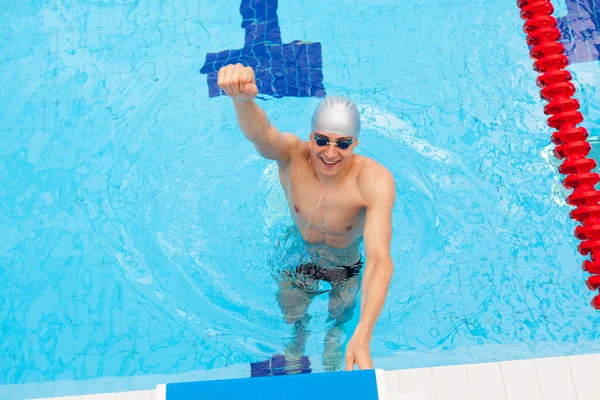 Vítězství, plavec mladý svalnatý příprava — Stock fotografie