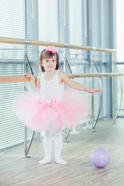 Чарівна дитина танцює класичний балет в студії . — стокове фото