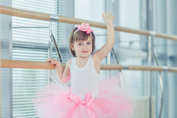 Adorable ballet clásico de danza infantil en estudio . —  Fotos de Stock