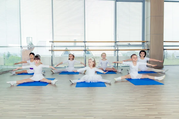 Jimnastik egzersizleri yapıyor veya egzersiz fitness sınıfta kız