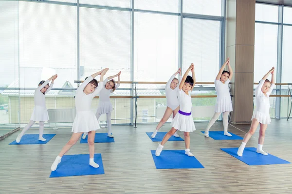 Jimnastik egzersizleri yapıyor veya egzersiz fitness sınıfta kız