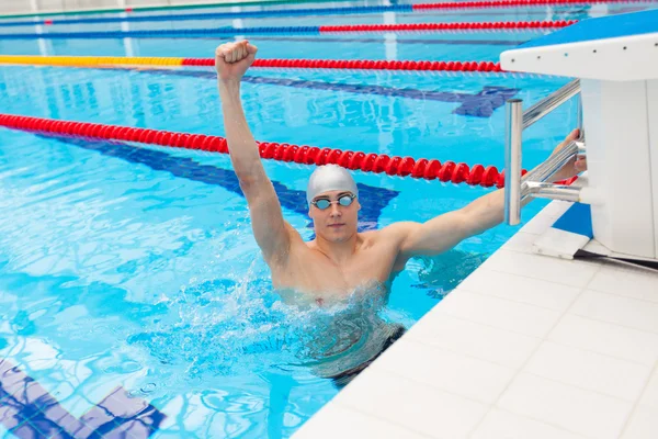 Győztes, fiatal úszó izmos előkészítése — Stock Fotó