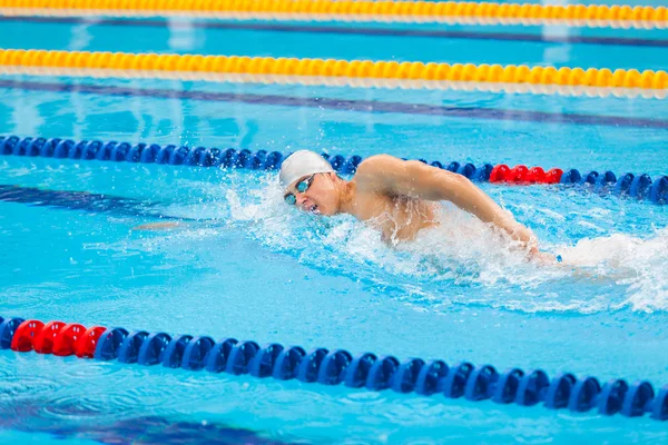 Uomo nuotatore strisciare in acqua blu . — Foto Stock
